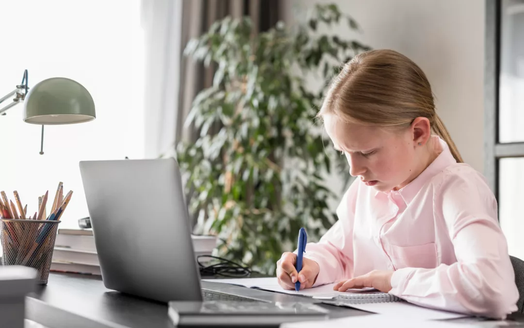 Czy szkoła w chmurze kosztuje? Kompletny przewodnik po kosztach edukacji online